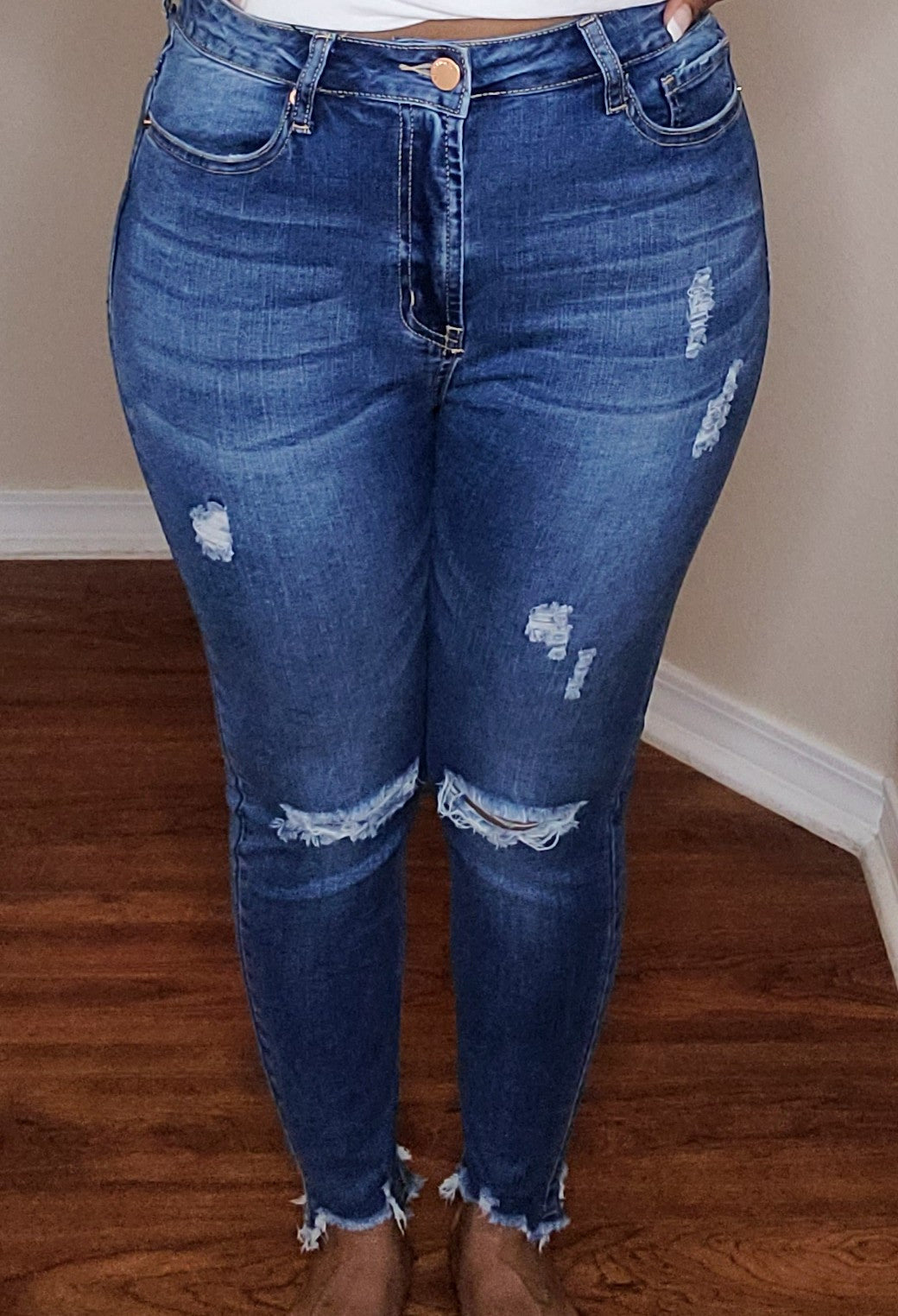 Distressed High Rise Jeans (MEDIUM)